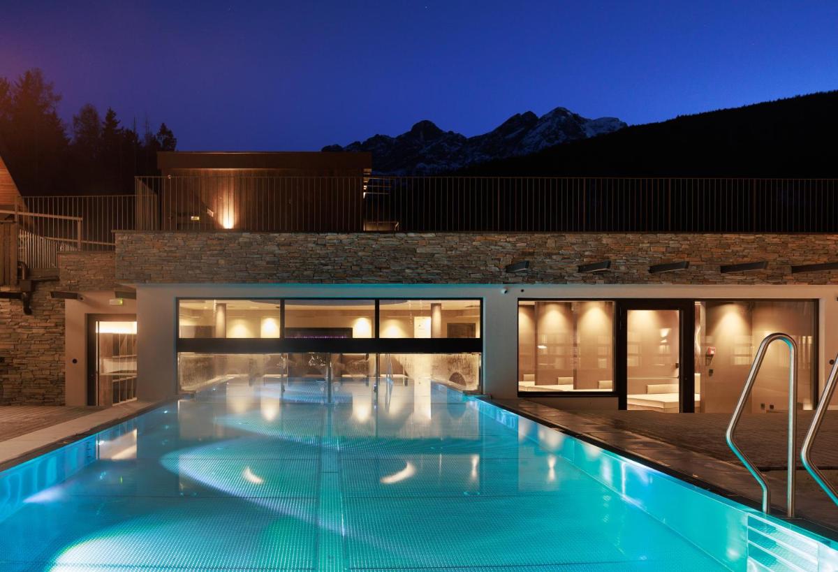 Aparthotel Familiaris - Family Apartments - Pools & Spa in Dolomites - Housity