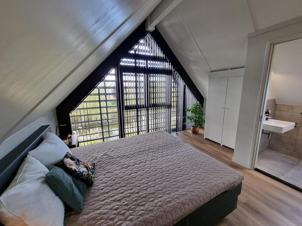 Watervilla Fiif in Friesland with two rooms - Housity