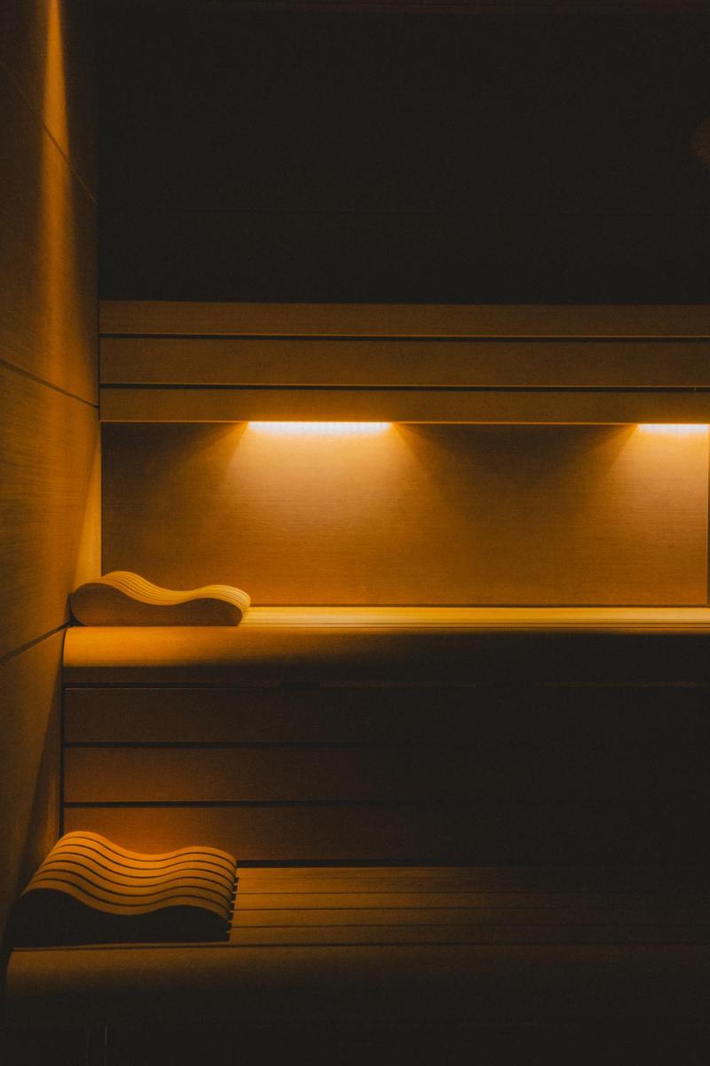 une chambre avec un lit avec des lumières dessus dans l'établissement Domaine Riberach - Hotel 4 - Restaurant gastronomique - Spa - Piscine - Vignoble, à Bélesta
