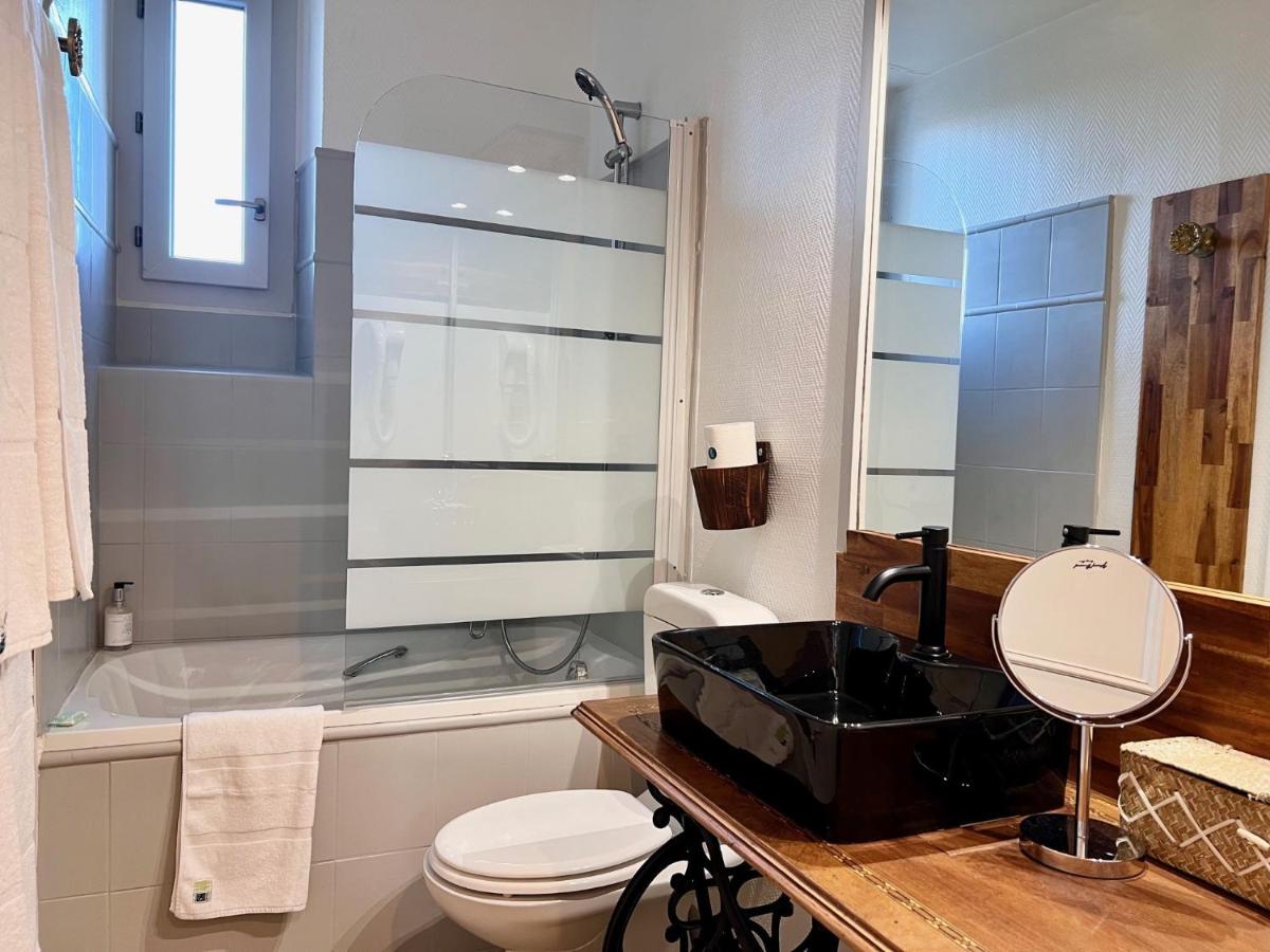 Salle de bains dans l'établissement Château Hôtel Edward 1er