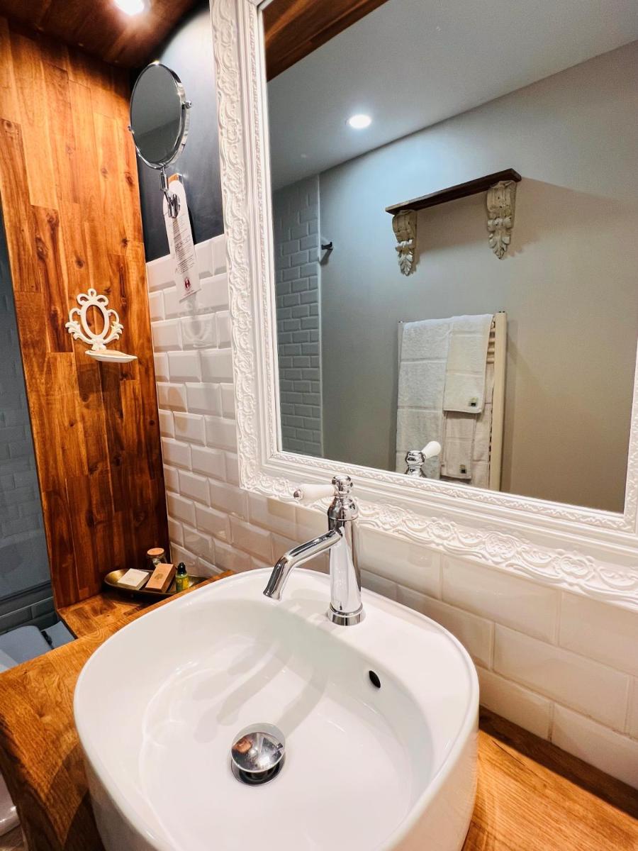 Salle de bains dans l'établissement Château Hôtel Edward 1er