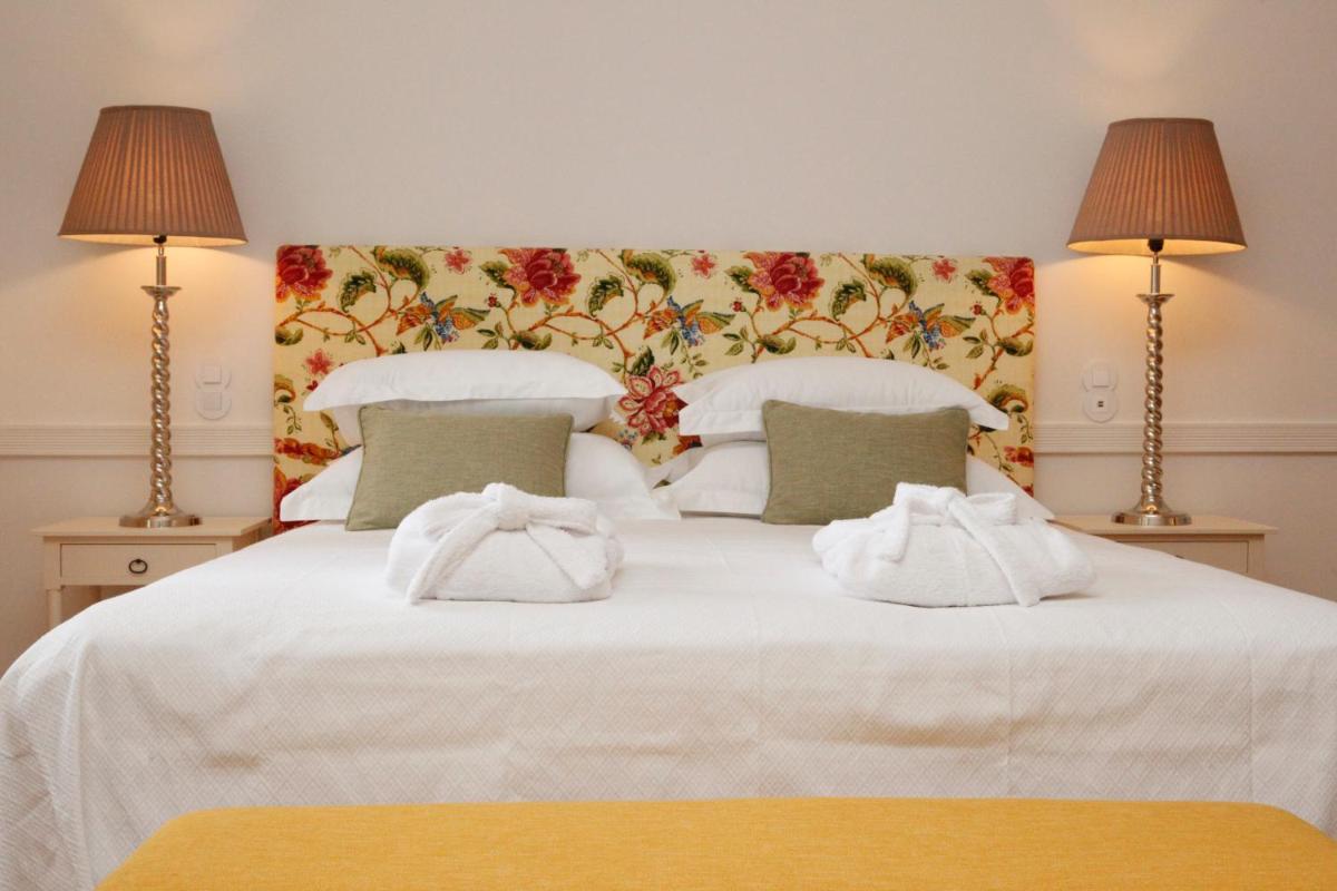 Uma cama ou camas num quarto em Hotel Casa Palmela - Small Luxury Hotels of The World, Hotel & Villas