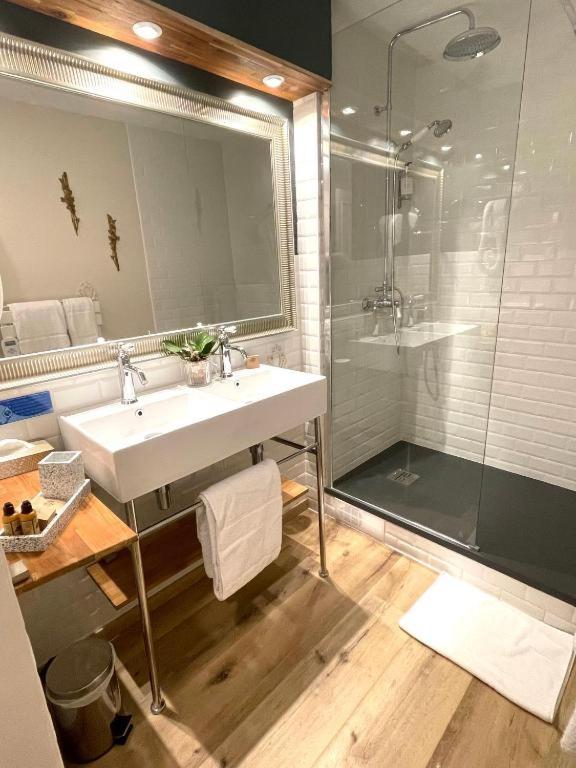 Salle de bains dans l'établissement Château Hôtel Edward 1er