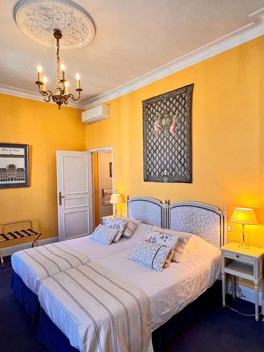 Un ou plusieurs lits dans un hébergement de l'établissement Château Hôtel Edward 1er