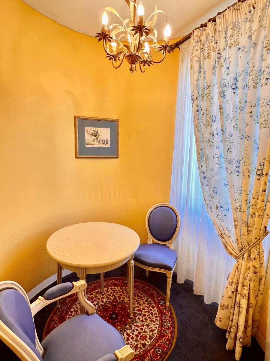 Coin salon dans l'établissement Château Hôtel Edward 1er
