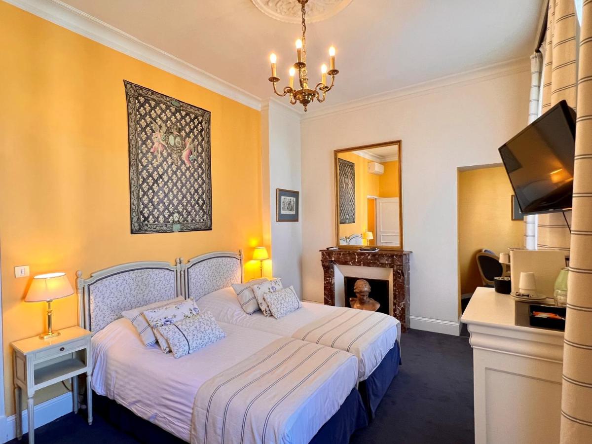 Un ou plusieurs lits dans un hébergement de l'établissement Château Hôtel Edward 1er