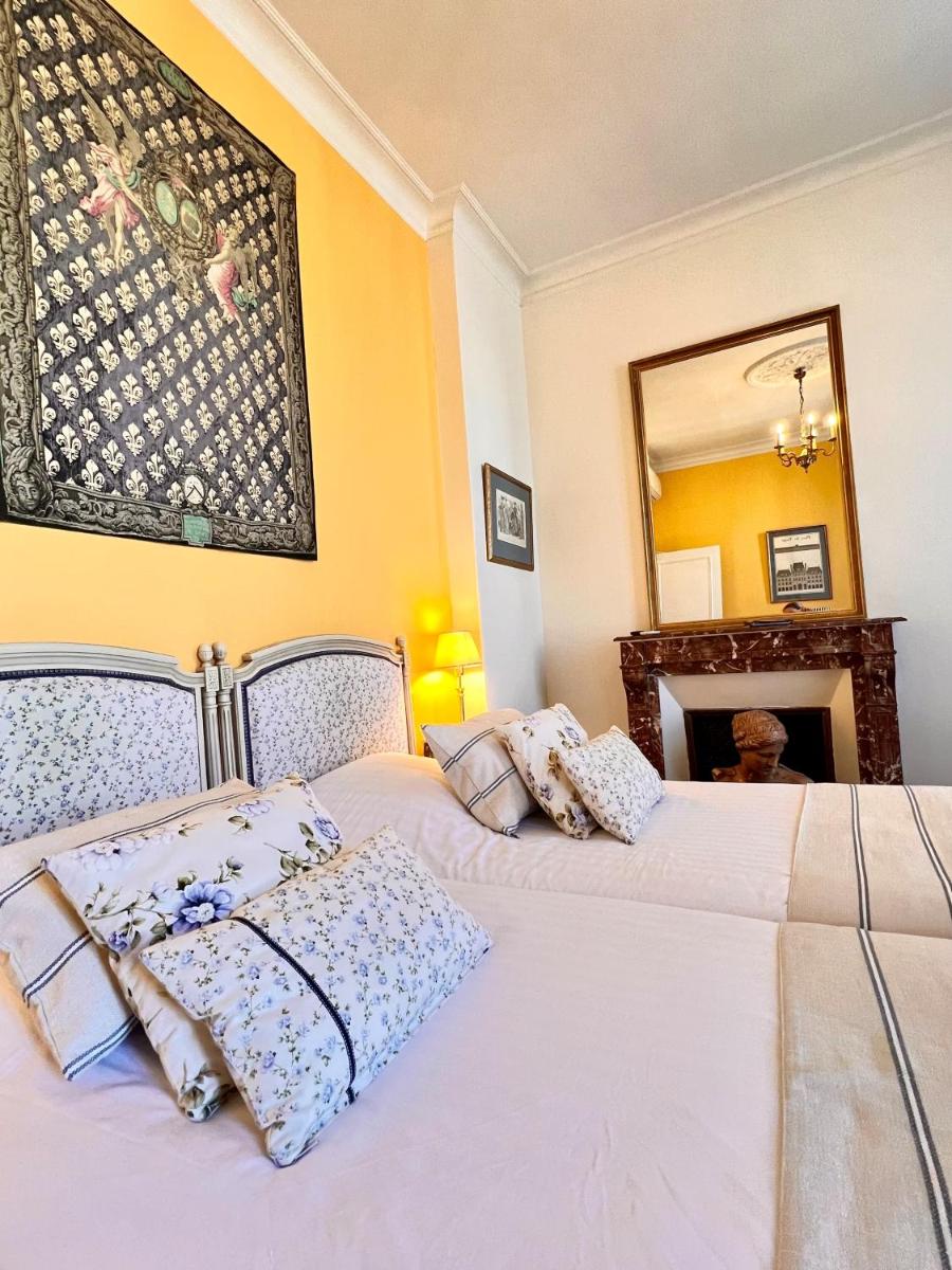 Un ou plusieurs lits dans un hébergement de l'établissement Château Hôtel Edward 1er