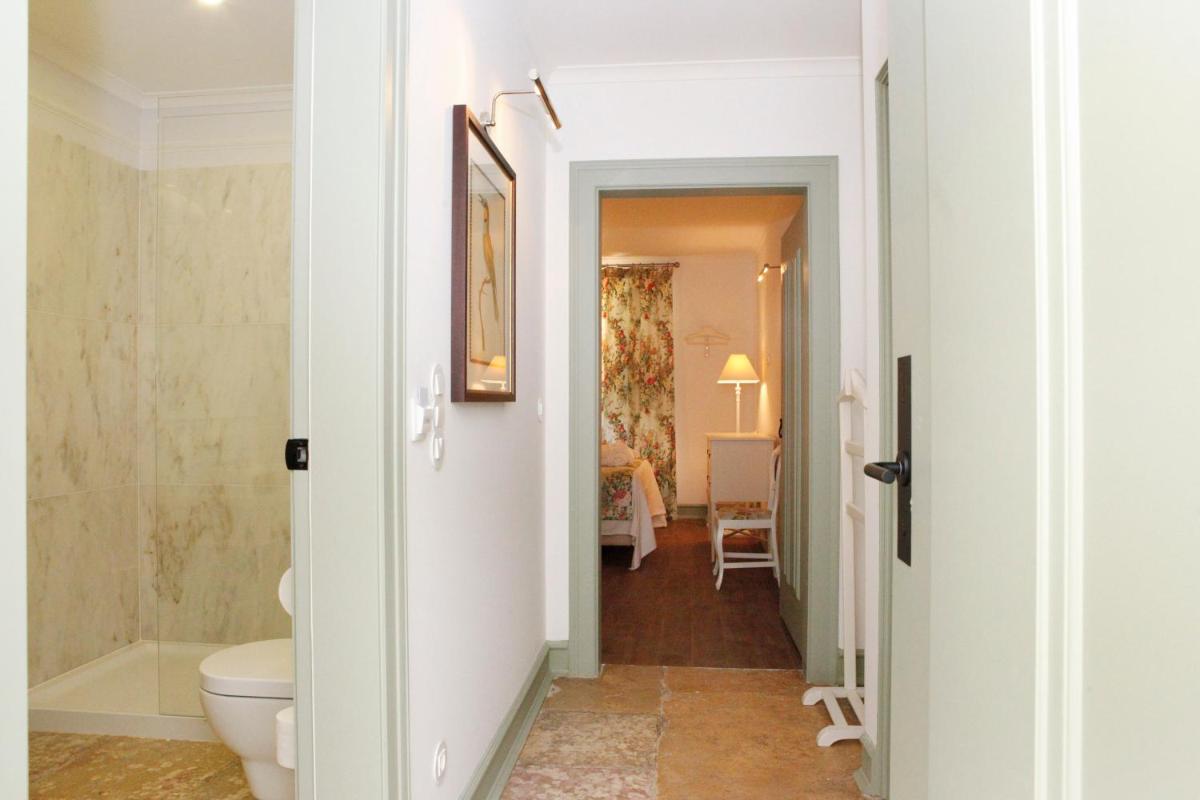 Uma casa de banho em Hotel Casa Palmela - Small Luxury Hotels of The World, Hotel & Villas