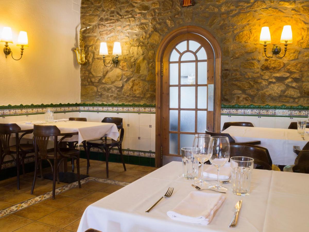 Un restaurante o sitio para comer en La Violeta HOTEL SPA & CHILL OUT