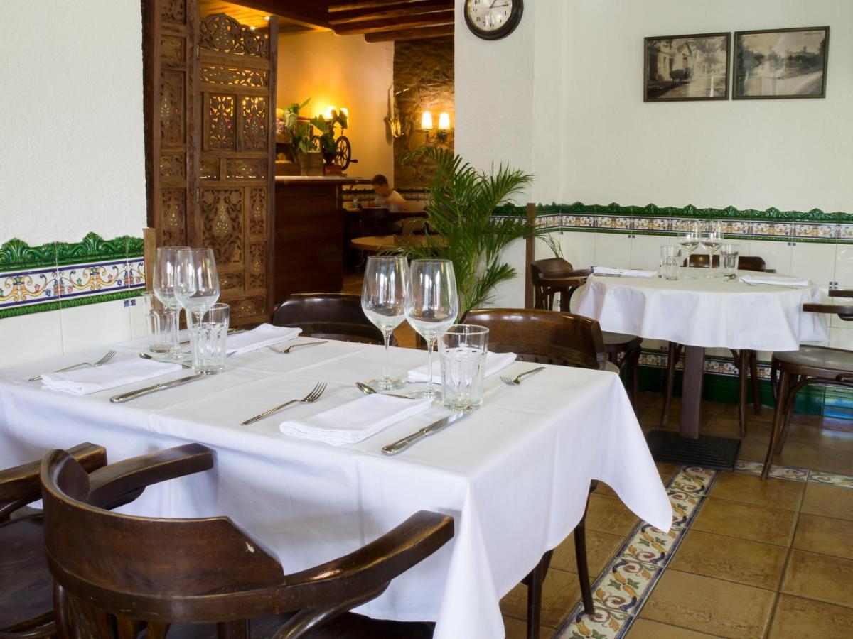 Un restaurante o sitio para comer en La Violeta HOTEL SPA & CHILL OUT