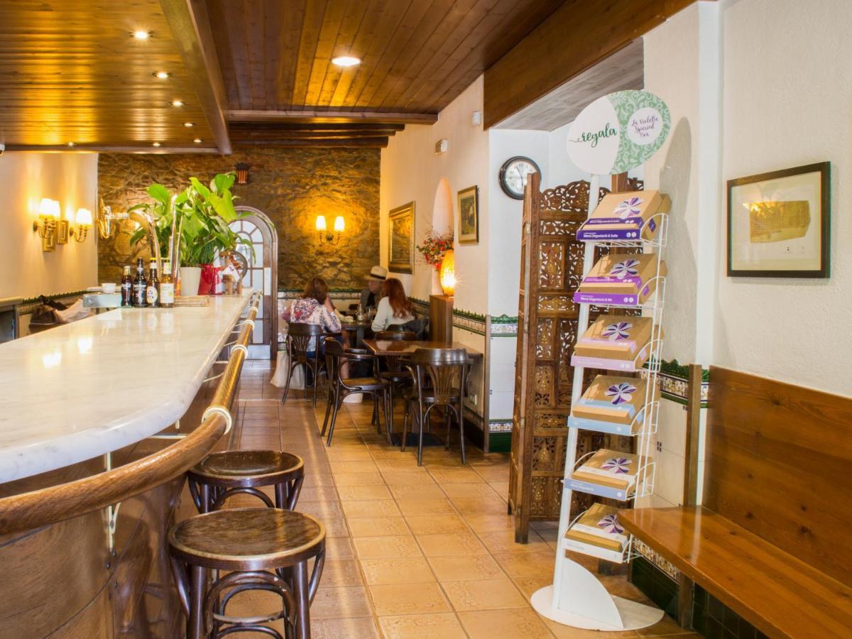 Un restaurante o sitio para comer en La Violeta HOTEL SPA & CHILL OUT