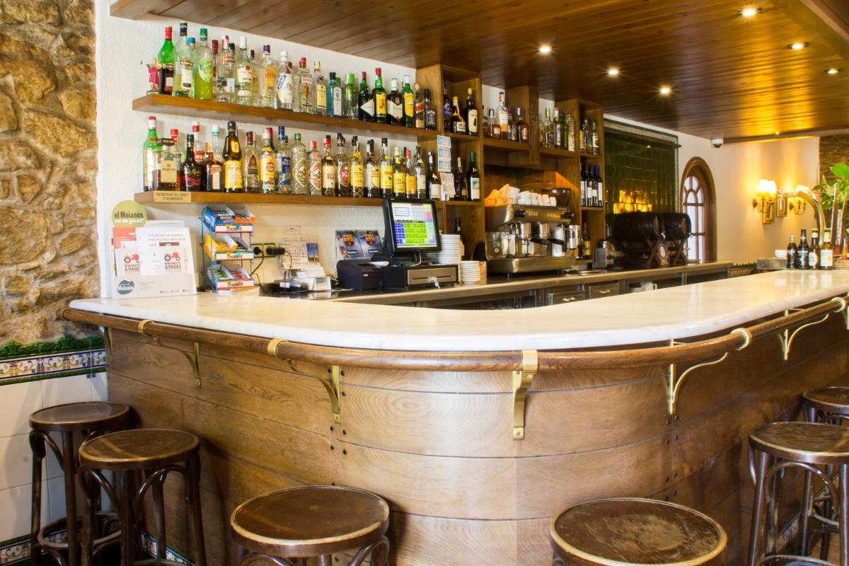 El salón o zona de bar de La Violeta HOTEL SPA & CHILL OUT