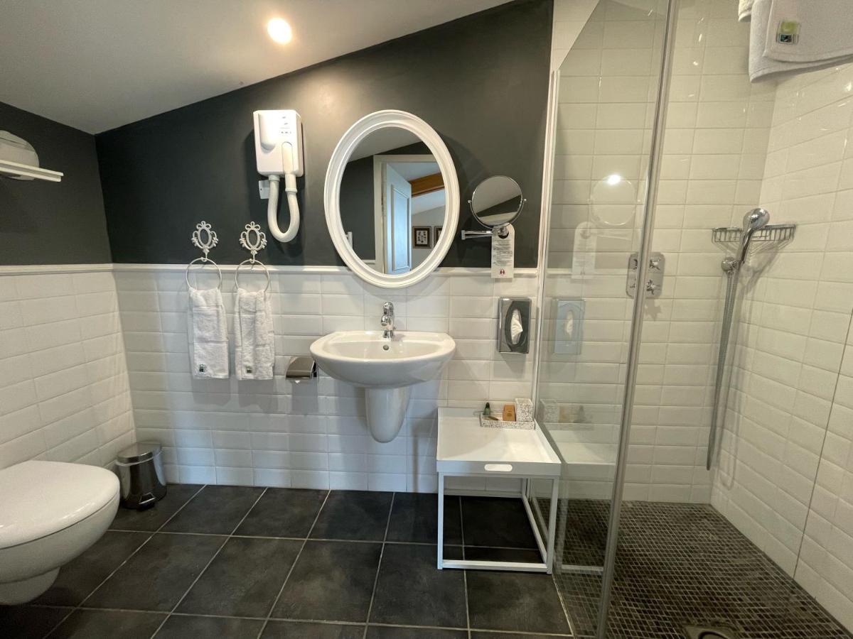 Salle de bains dans l'établissement Château Hôtel Edward 1er