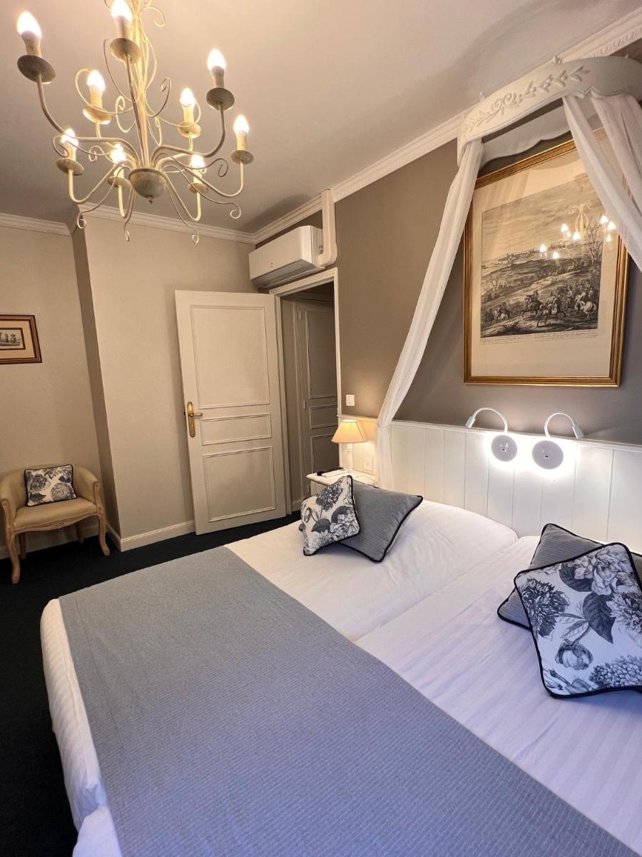 Un ou plusieurs lits dans un hébergement de l'établissement Château Hôtel Edward 1er