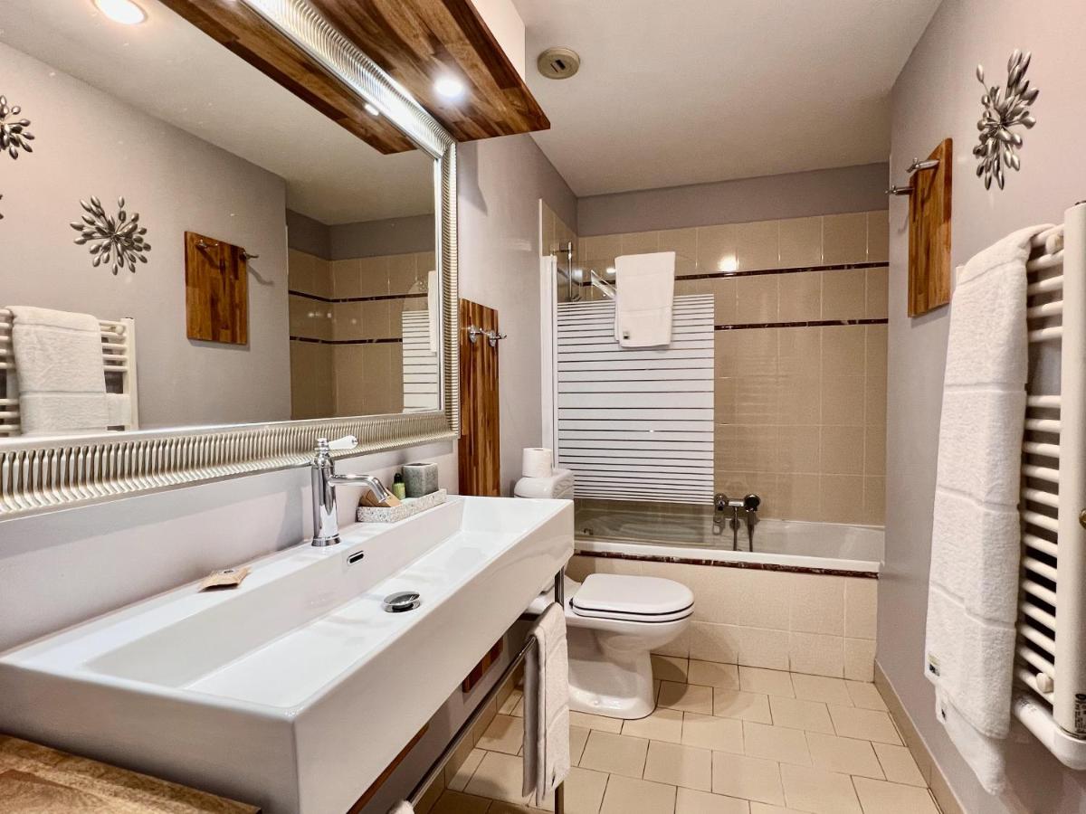 Salle de bains dans l'établissement Château Hôtel Edward 1er