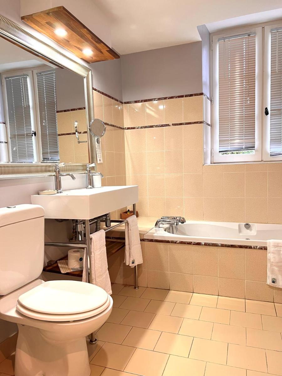 Salle de bains dans l'établissement Château Hôtel Edward 1er