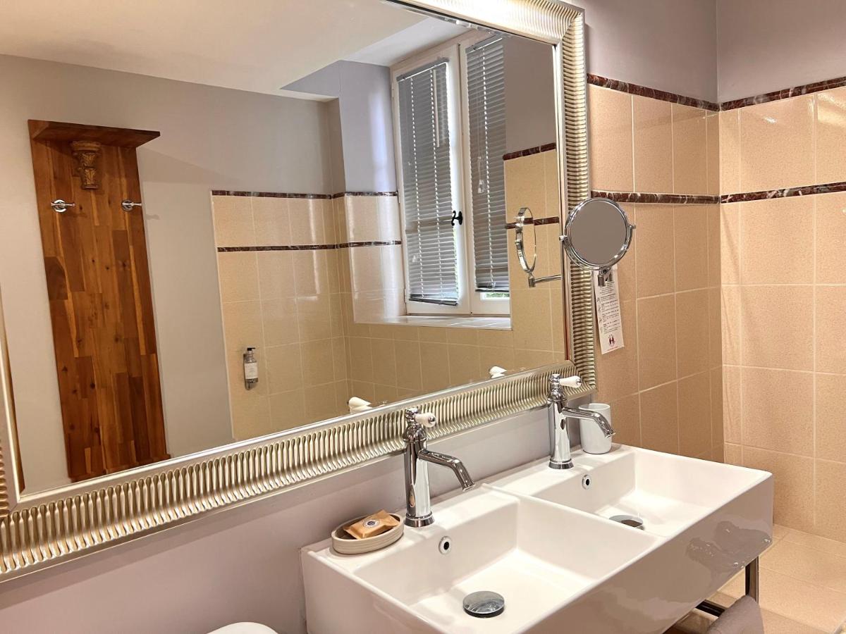 Salle de bains dans l'établissement Château Hôtel Edward 1er