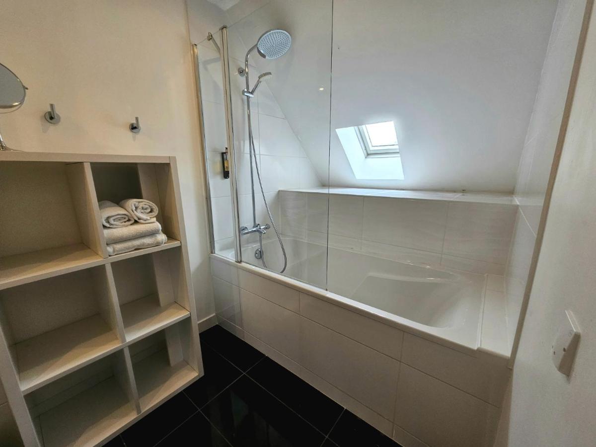 Salle de bains dans l'établissement La Maison TATIN