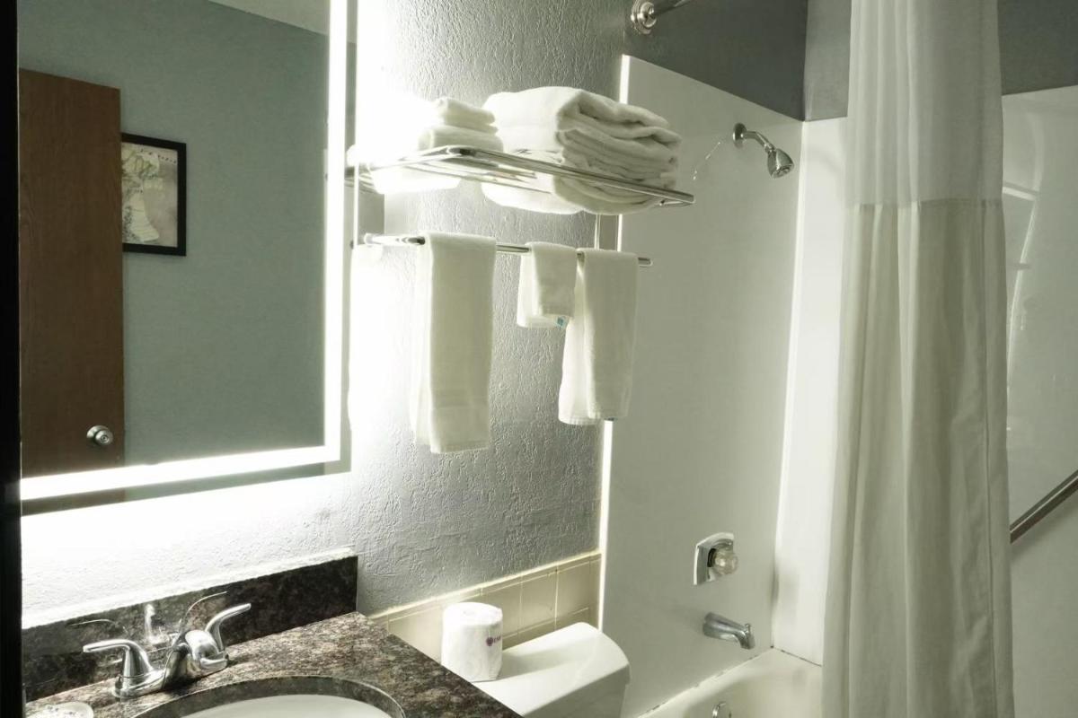 AmericInn by Wyndham Forest Lake - Housity