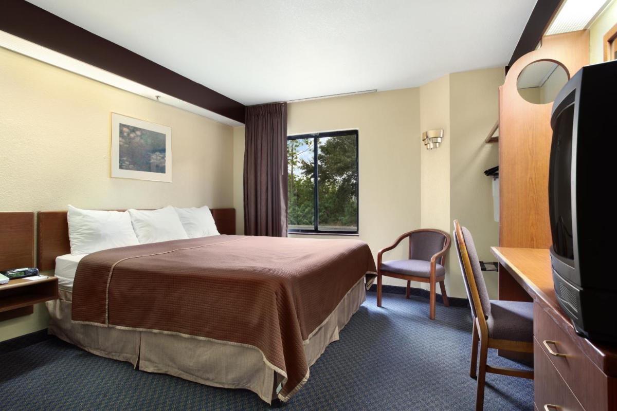 Travelodge by Wyndham Fort Myers Airport - Housity