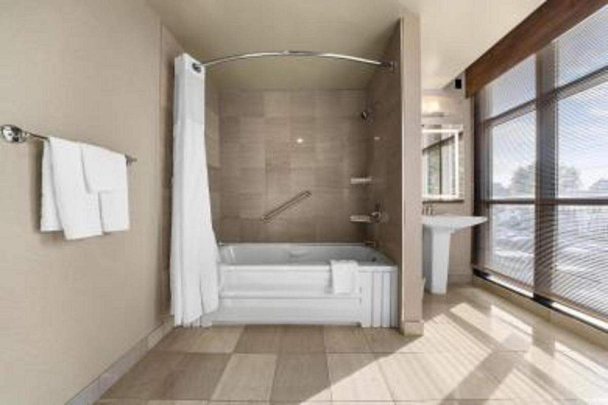 Best Western Plus Perth Parkside Inn & Spa - Housity