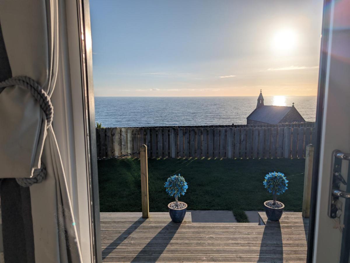 Allibella Shepherds Hut, Amazing Seaview, Private garden, Pet Friendly - Housity