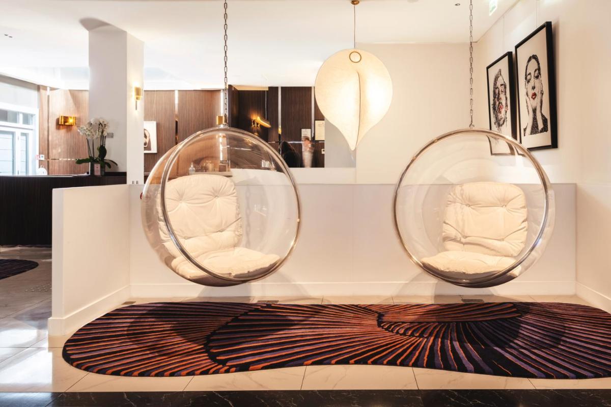 Coin salon dans l'établissement Hôtel Bel Ami