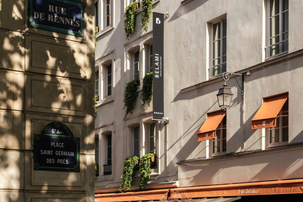 un panneau de rue sur le côté d'un bâtiment dans l'établissement Hôtel Bel Ami, à Paris