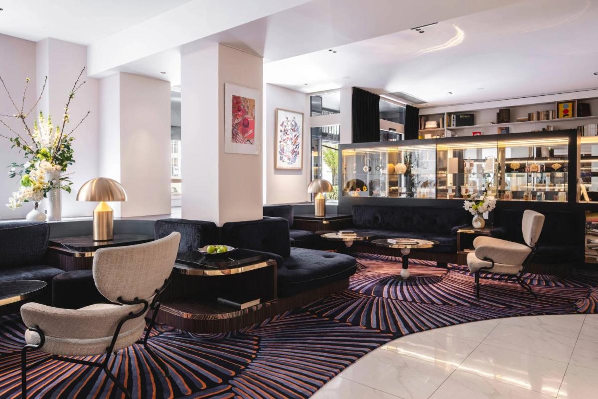 un hall d'entrée avec des canapés, des tables et des chaises dans l'établissement Hôtel Bel Ami, à Paris