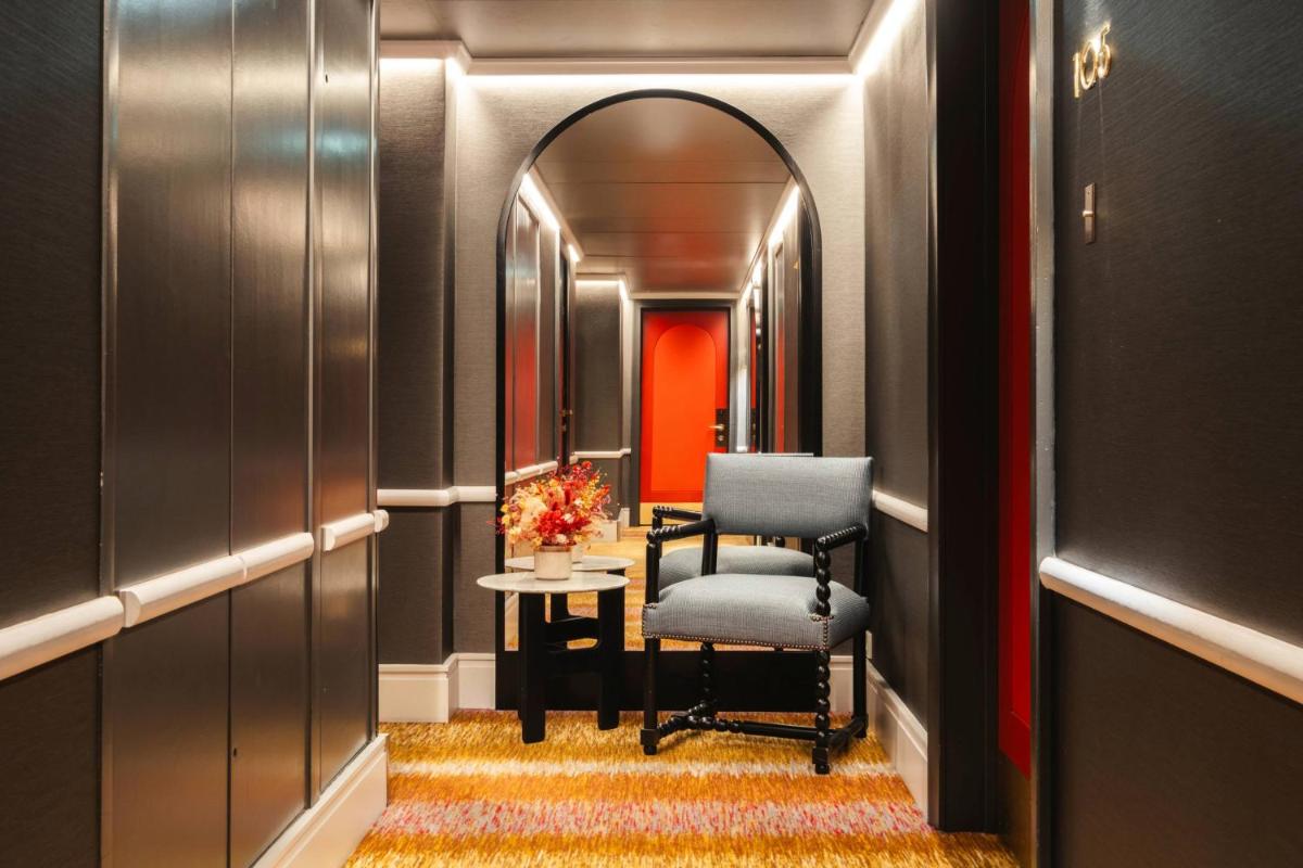Coin salon dans l'établissement Hôtel Bel Ami