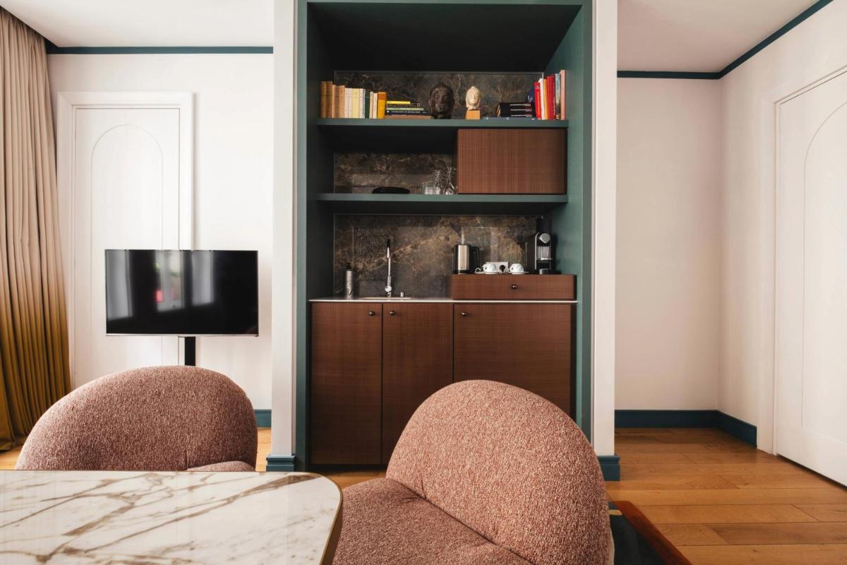 Télévision ou salle de divertissement dans l'établissement Hôtel Bel Ami
