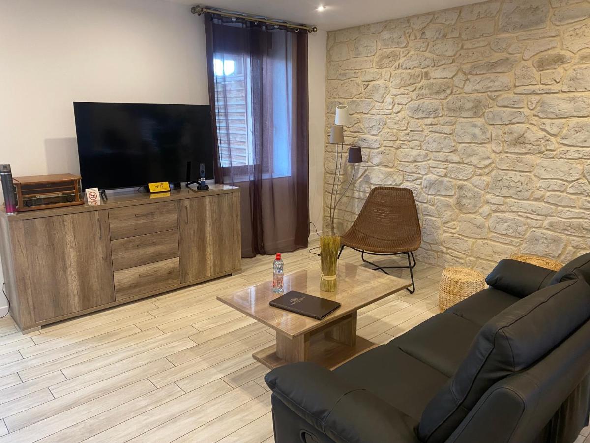Télévision ou salle de divertissement dans l'établissement Le Moulin d'Oscar & Spa - Mulhouse Nord