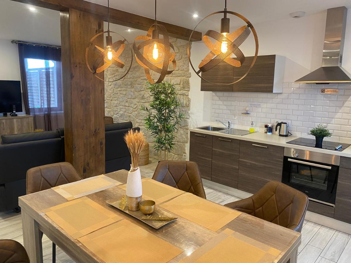 une cuisine et une salle à manger avec une table et des chaises dans l'établissement Le Moulin d'Oscar & Spa - Mulhouse Nord, à Baldersheim 123 autres photos