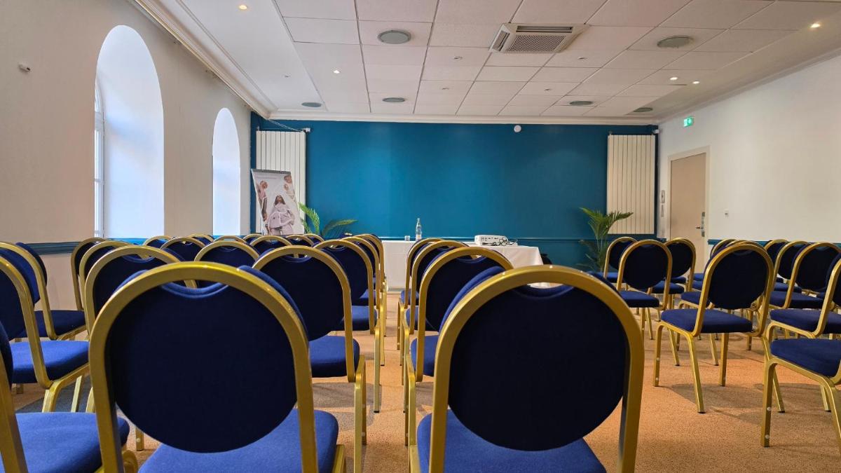 Espace de conférence ou salle de réunion dans l'établissement Mercure Saint Nectaire - Spa & Bien-Être