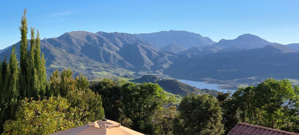 Hacienda el Mirador - Charming casa with lake and mountain view - Housity