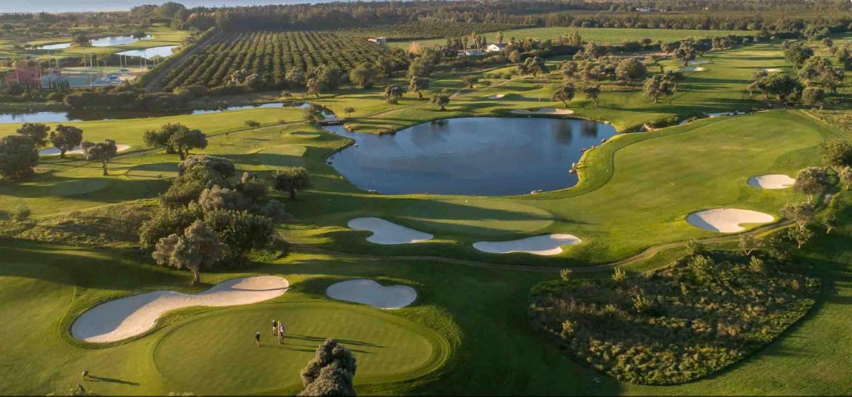 As comodidades de golfe no hotel ou nas proximidades