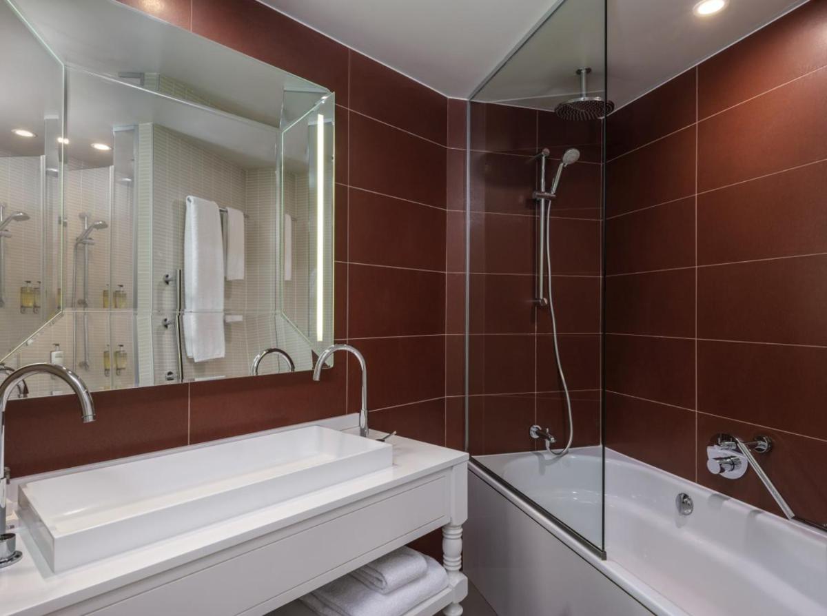 Salle de bains dans l'établissement Renaissance Paris Hippodrome de St. Cloud Hotel
