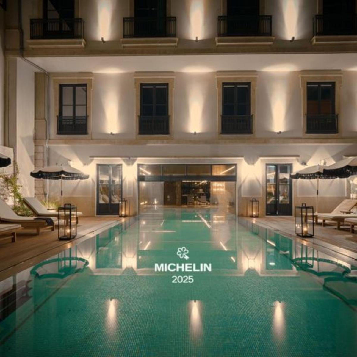 uma grande piscina em frente a um prédio em GA Palace Hotel & Spa, a XIXth-Century Villa no Porto