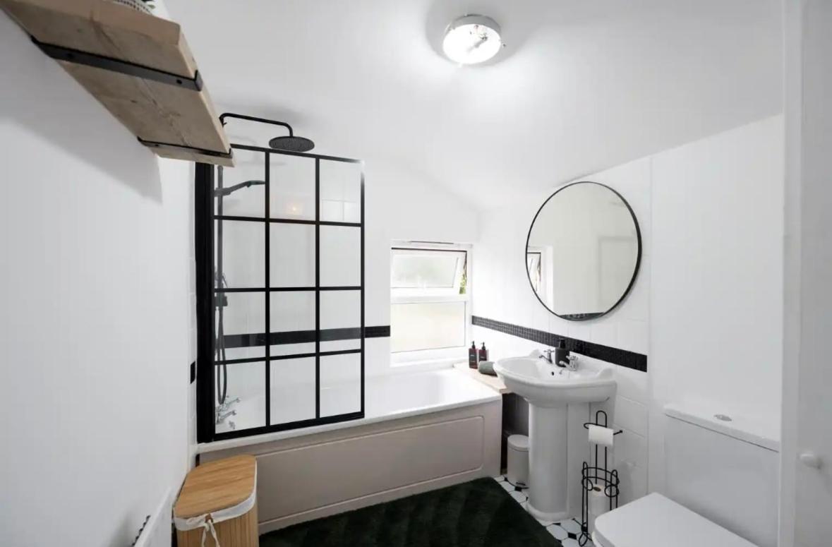 Charming Two-Bedroom House in Woolston - Housity