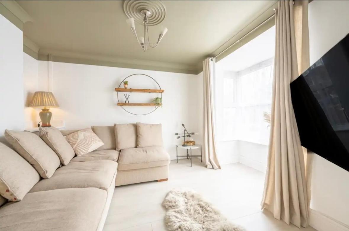 Charming Two-Bedroom House in Woolston - Housity