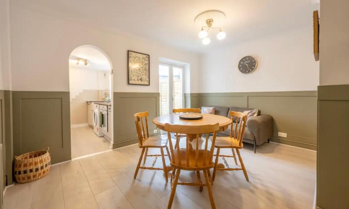 Charming Two-Bedroom House in Woolston - Housity