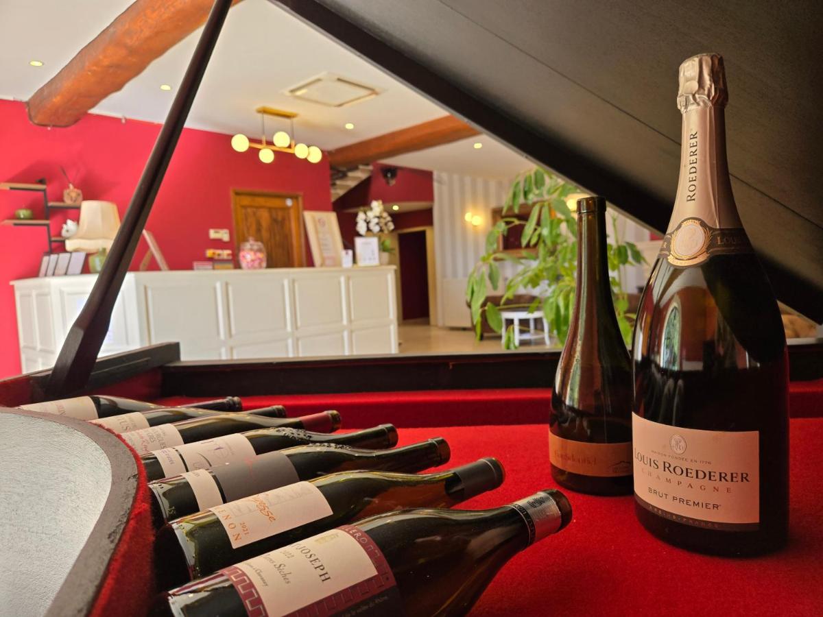 deux bouteilles de vin sur une table dans une pièce dans l'établissement CÉRÈS - Boutique-Hôtel & Spa, à Saint-Quentin-la-Poterie