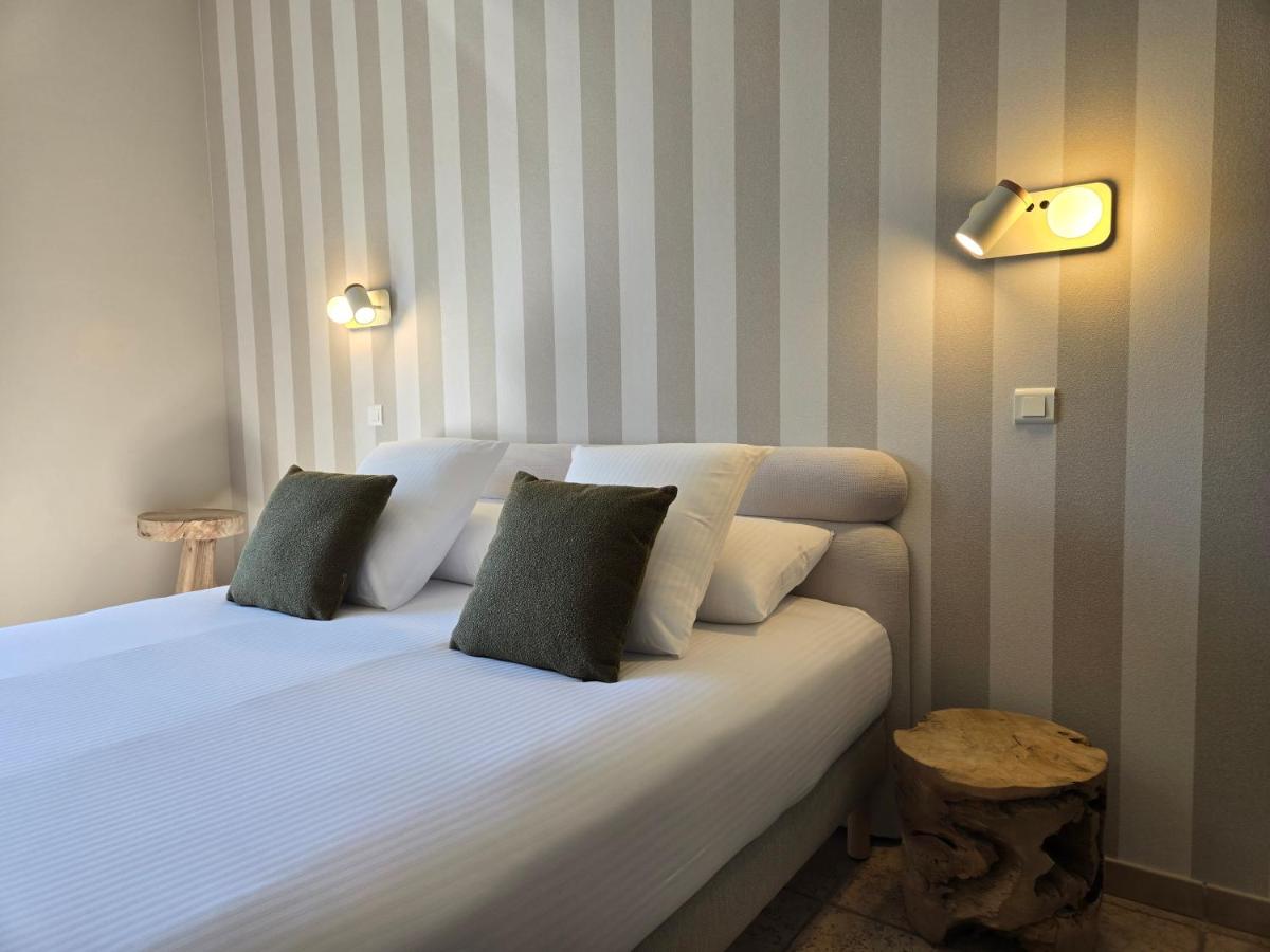 une chambre d'hôtel avec un lit avec deux oreillers dans l'établissement CÉRÈS - Boutique-Hôtel & Spa, à Saint-Quentin-la-Poterie