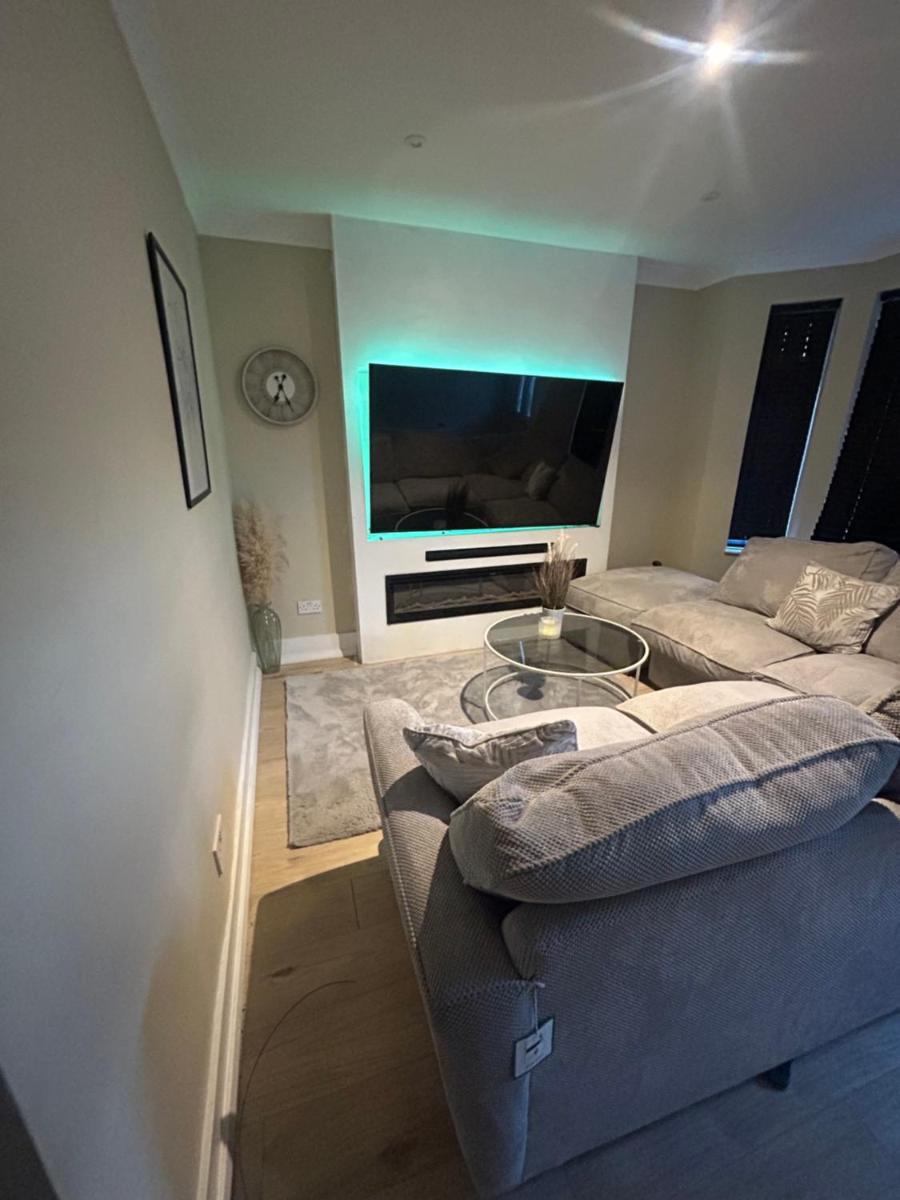 Grays House near Lakeside Free Parking and WiFI - Housity