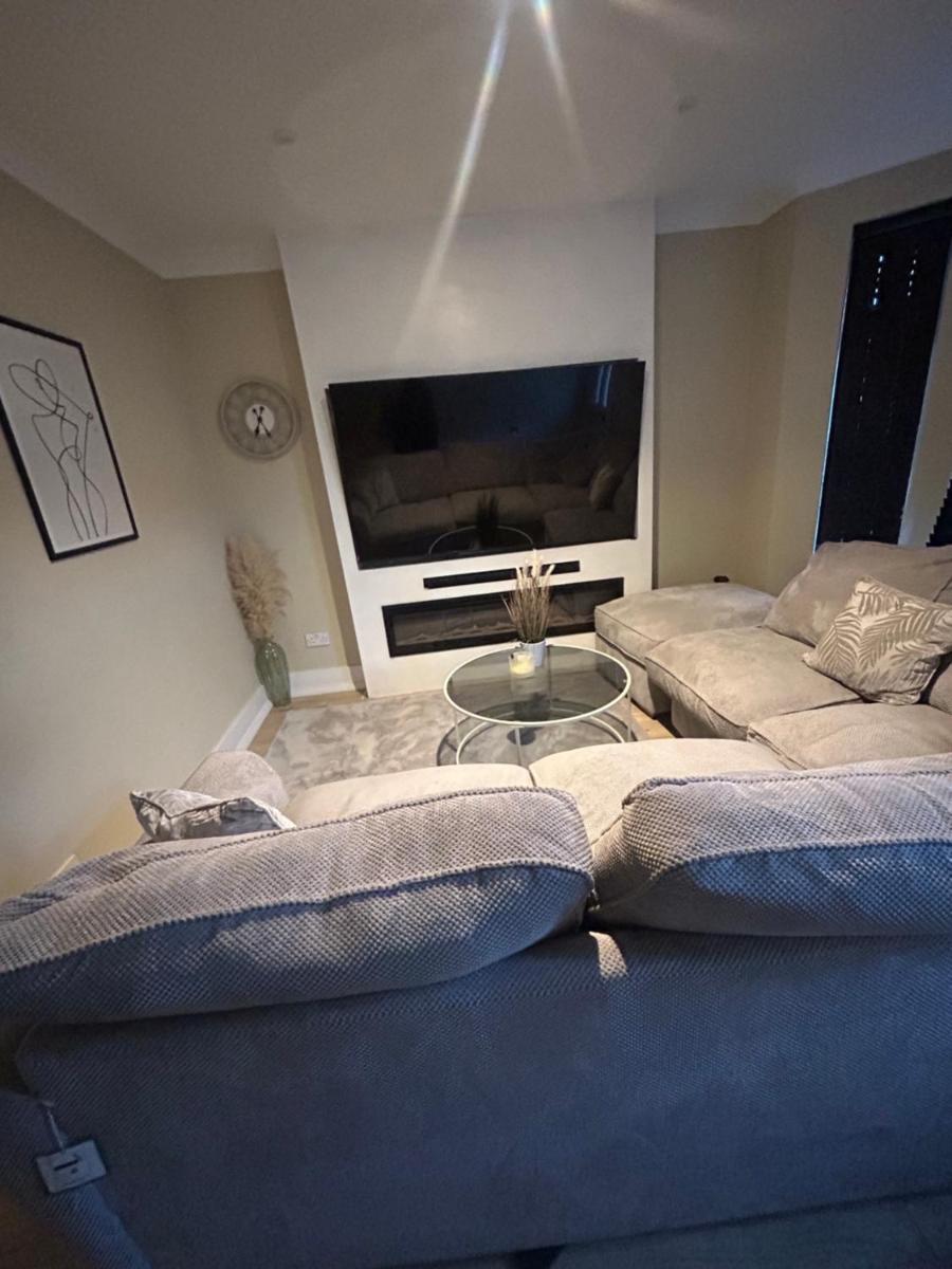 Grays House near Lakeside Free Parking and WiFI - Housity