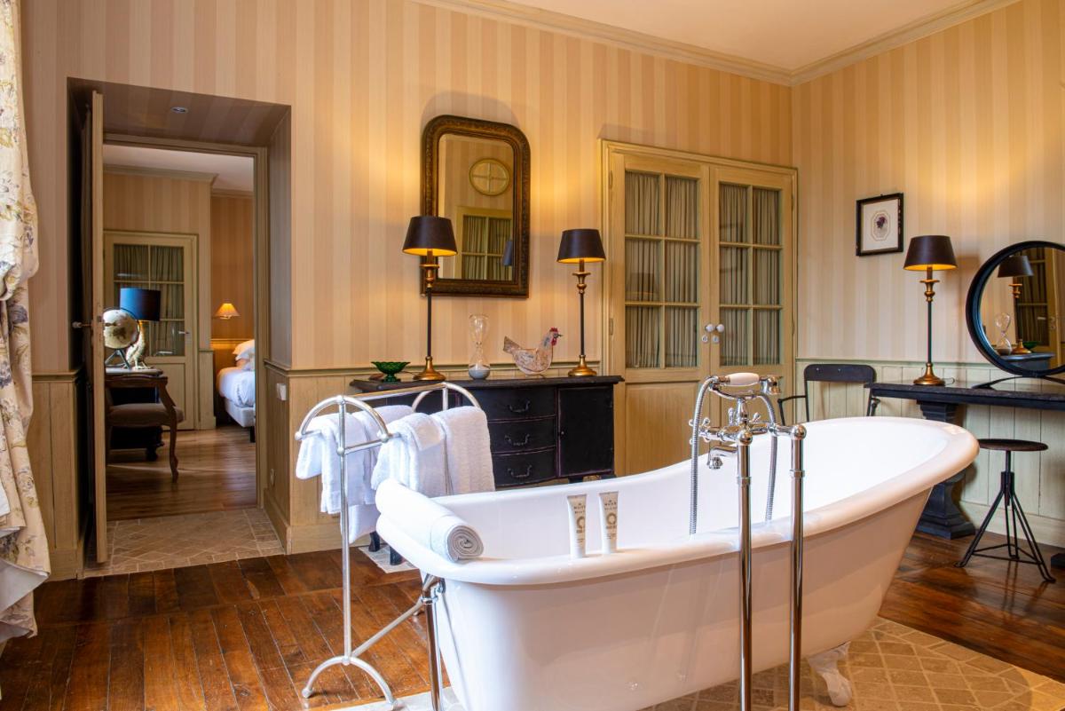 Coin salon dans l'établissement Château de Courban and Spa Nuxe