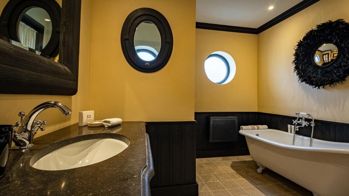Salle de bains dans l'établissement Château de Courban and Spa Nuxe