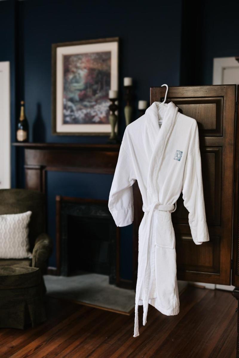 The Grand Lux Inn - Housity