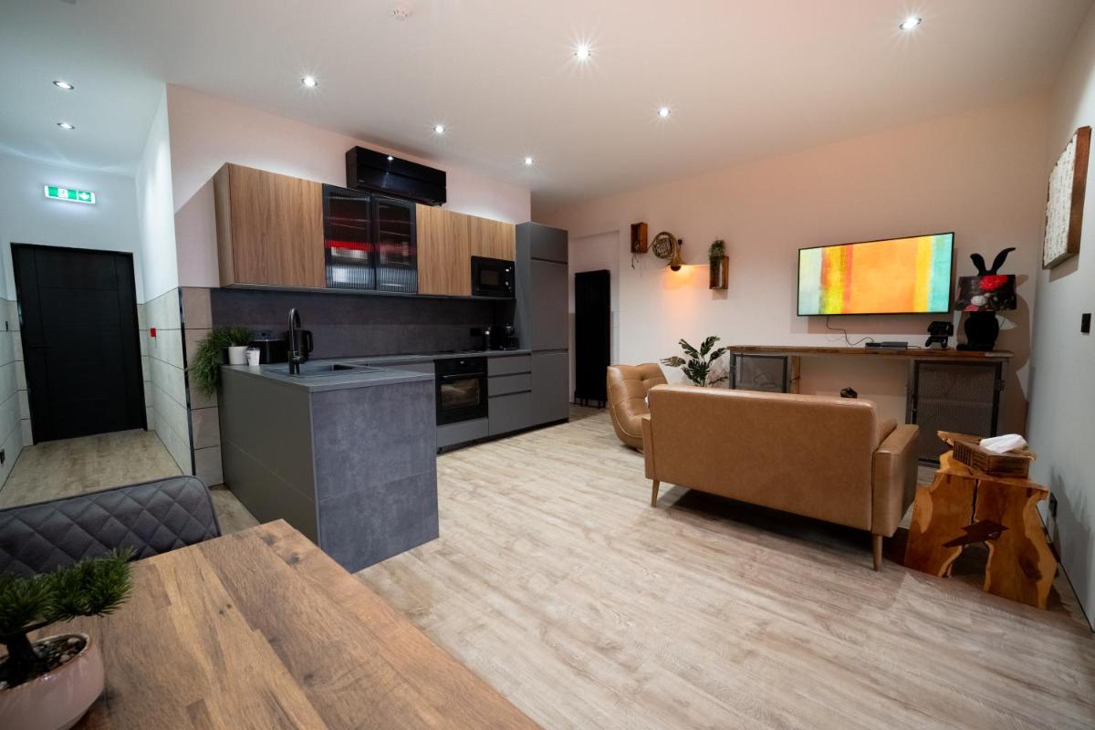 LV8 Chesterfield - Housity