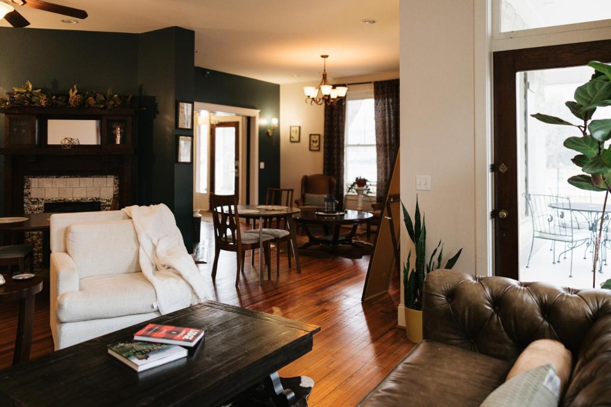 The Grand Lux Inn - Housity